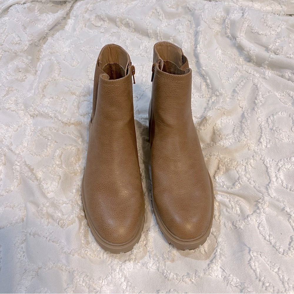 Wonderly Hiro Chelsea Boots, Cognac, Size 9